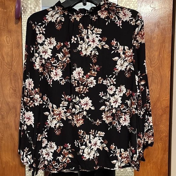 Counterparts floral blouse. - Picture 4 of 8